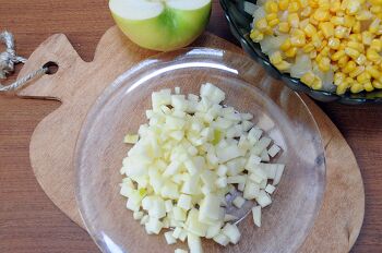 Салат из курицы с ананасом и сельдереем фото 5 шага рецепта