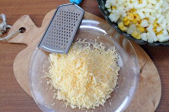 Салат из курицы с ананасом и сельдереем фото 6 шага рецепта